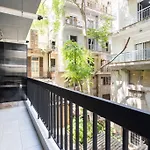 Red Velvet Apt Near City Centre