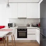 Red Velvet Apt Near City Centre