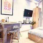 Neon City Pulse - Casa Nativa