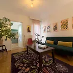 Spacious Artistic Flat With Private Parking
