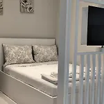 Ellis Oasis Apartment
