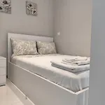 Ellis Oasis Apartment