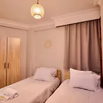 Stylish Apt W Jacuzzi, 5 Min To White Tower