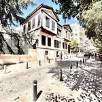 Retro Boutique Apt W Balcony In Historical Area
