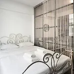 Innovative Cosy Intimate Studio In Ladadika