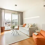 Elegant Mountain-View Apartment Next To Seaside