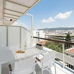 Elegant Mountain-View Apartment Next To Seaside