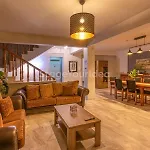 Τraditional Fully Detached Villa On A Luxurious Hillock Of Thessaloniki With Its Own Garden Also For Family & Wedding Gatherings For 10 To 25 People Only 15 Minutes From Airport