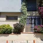 Quiet Urban Studio With Private Backyard