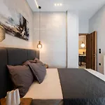 P Deluxe Suites 8