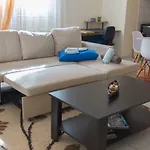 Modern And Quiet Few Minutes From The City Center