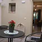 Quiet Urban Studio With Private Backyard