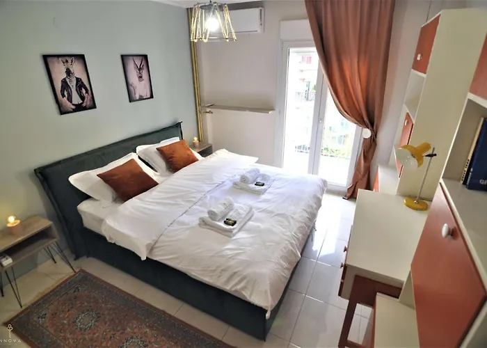 Zennova #4 Vintage City Center Apt