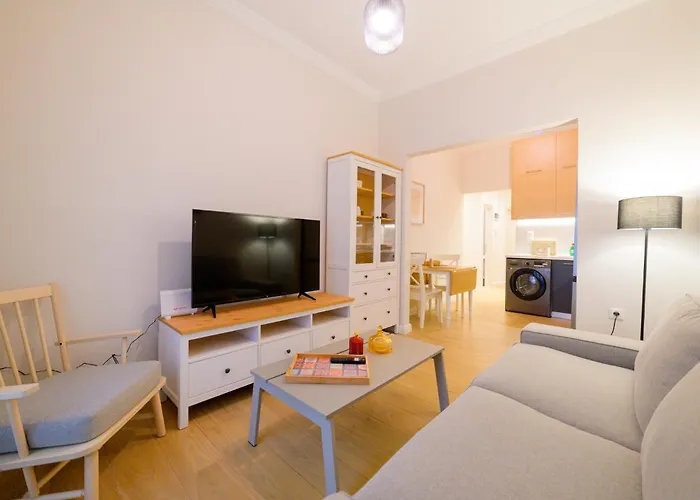 New Modern 2Nd Floor Apartment