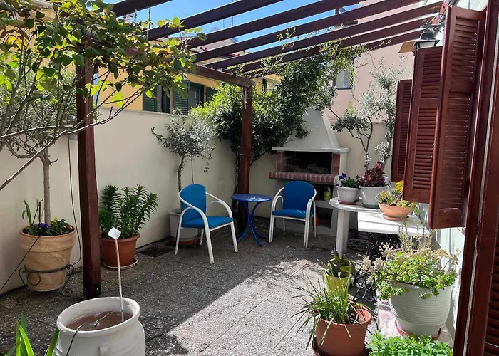 Retro House With Garden In Anopoli