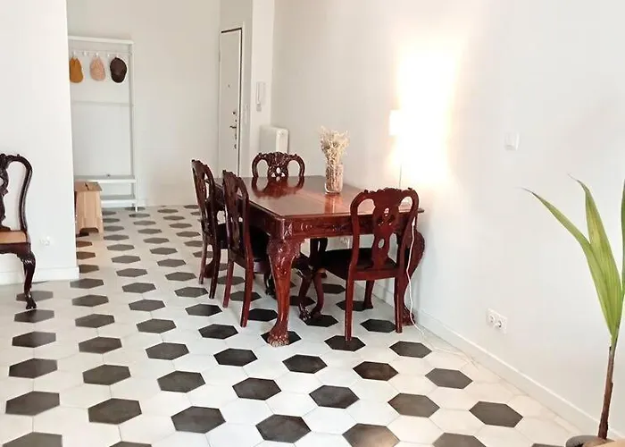 Stylish City Flat Near Promenade