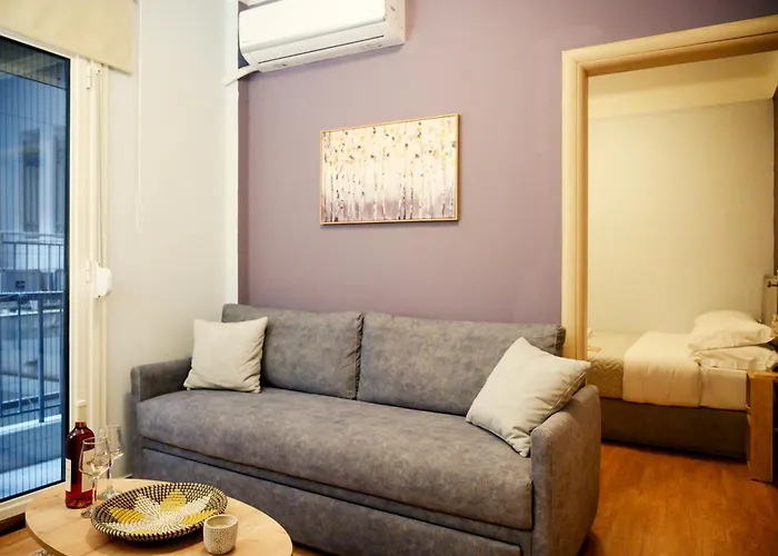 Modern Downtown Flat By Golden H&R