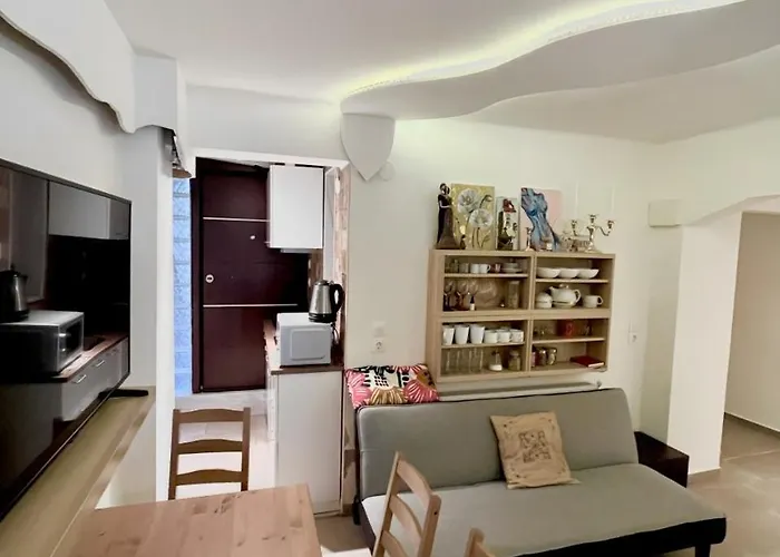Spacious 4 Bedroom Apartment By Agios Dimitrios