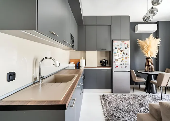 Elegant, Modern & Spacious Apartment In Thessaloniki With Balcony