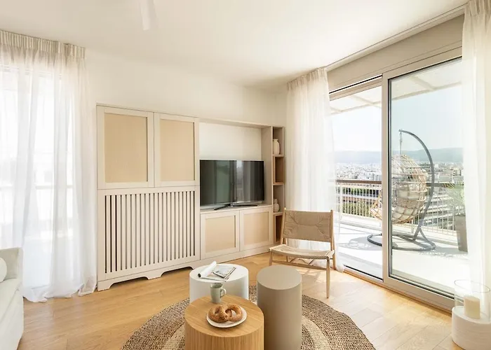 Lavish Unique Penthouse Next To The Seafront