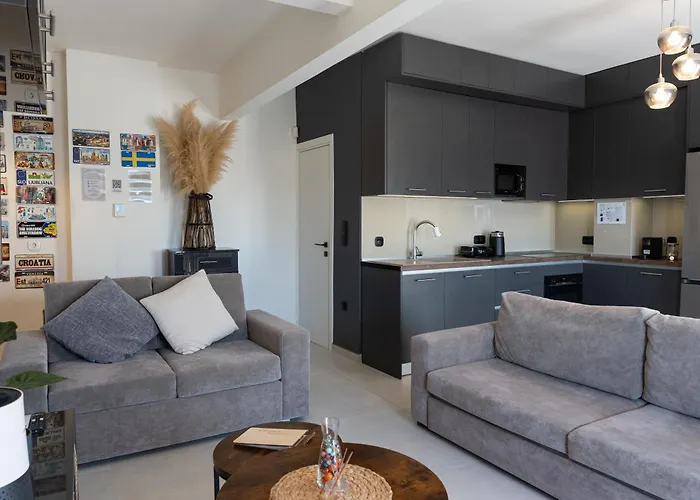 Elegant, Modern & Spacious Apartment In Thessaloniki With Balcony
