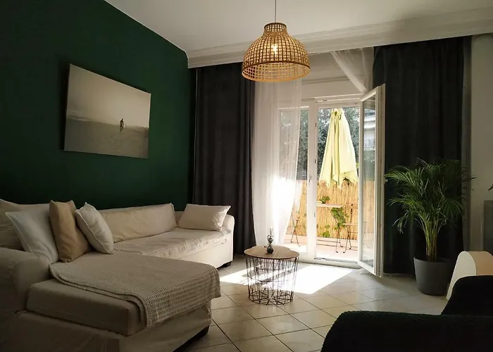 Bright Apartment Steps From The Sea