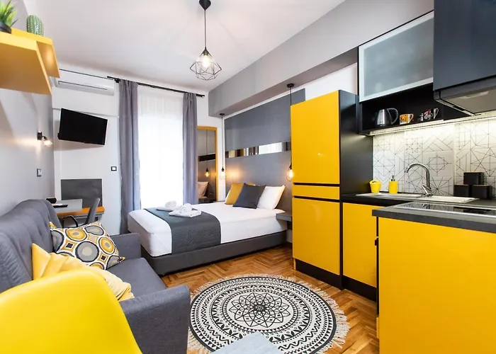 Downtown Luxury Boutique Suites : The Yellow Suite