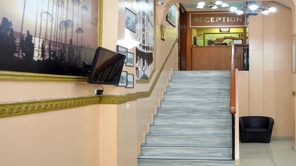 Nea Metropolis Hotel 3*