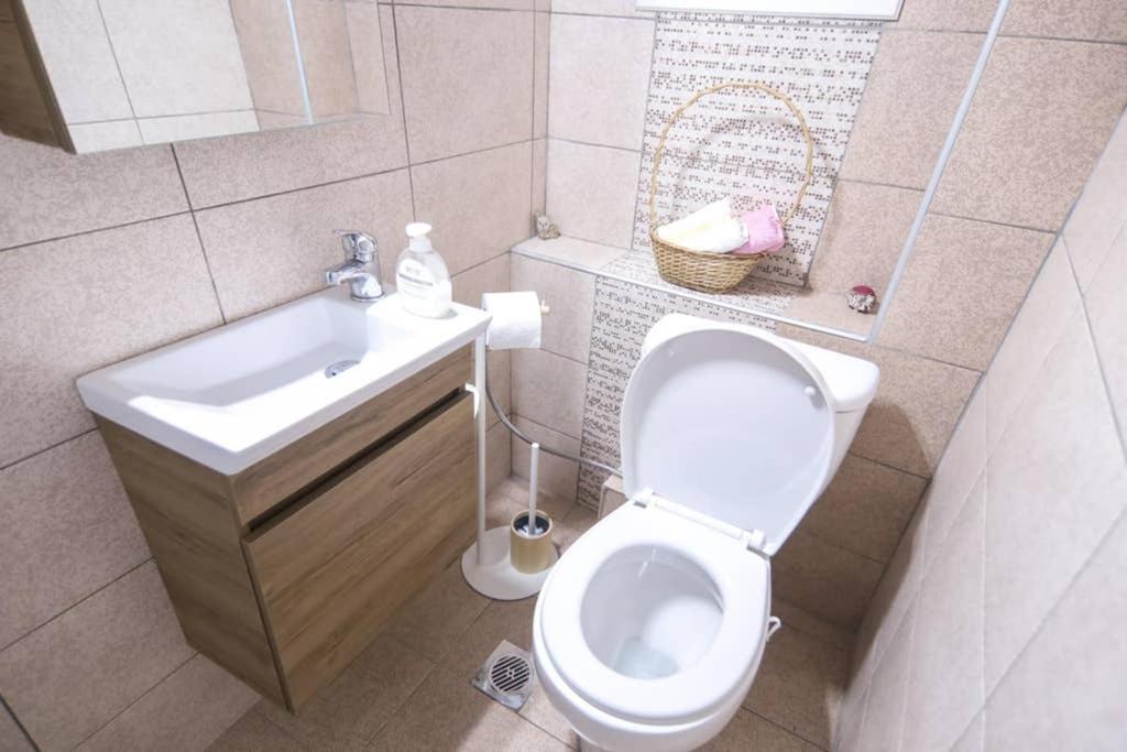Quiet, Fully Refurbished In Apartment