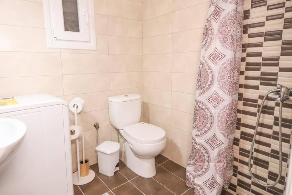 Quiet, Fully Refurbished In Apartment *