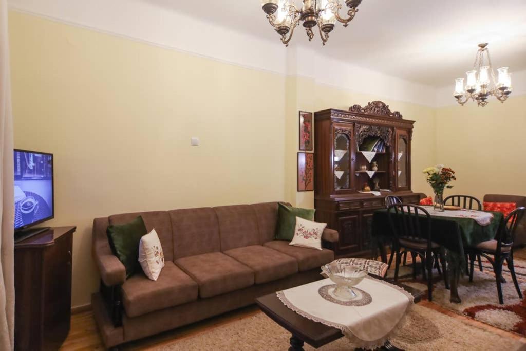 Quiet, Fully Refurbished In Apartment *