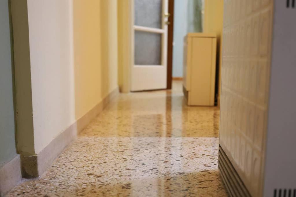 Quiet, Fully Refurbished In Apartment *