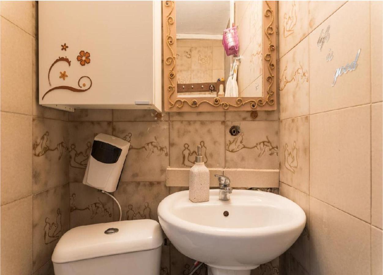 2bd- Perfect Location With Square View Apartment *