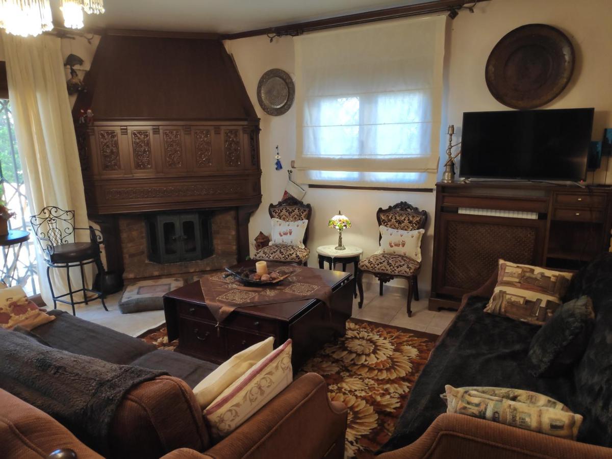 British Wood 'n Stone House Apartment