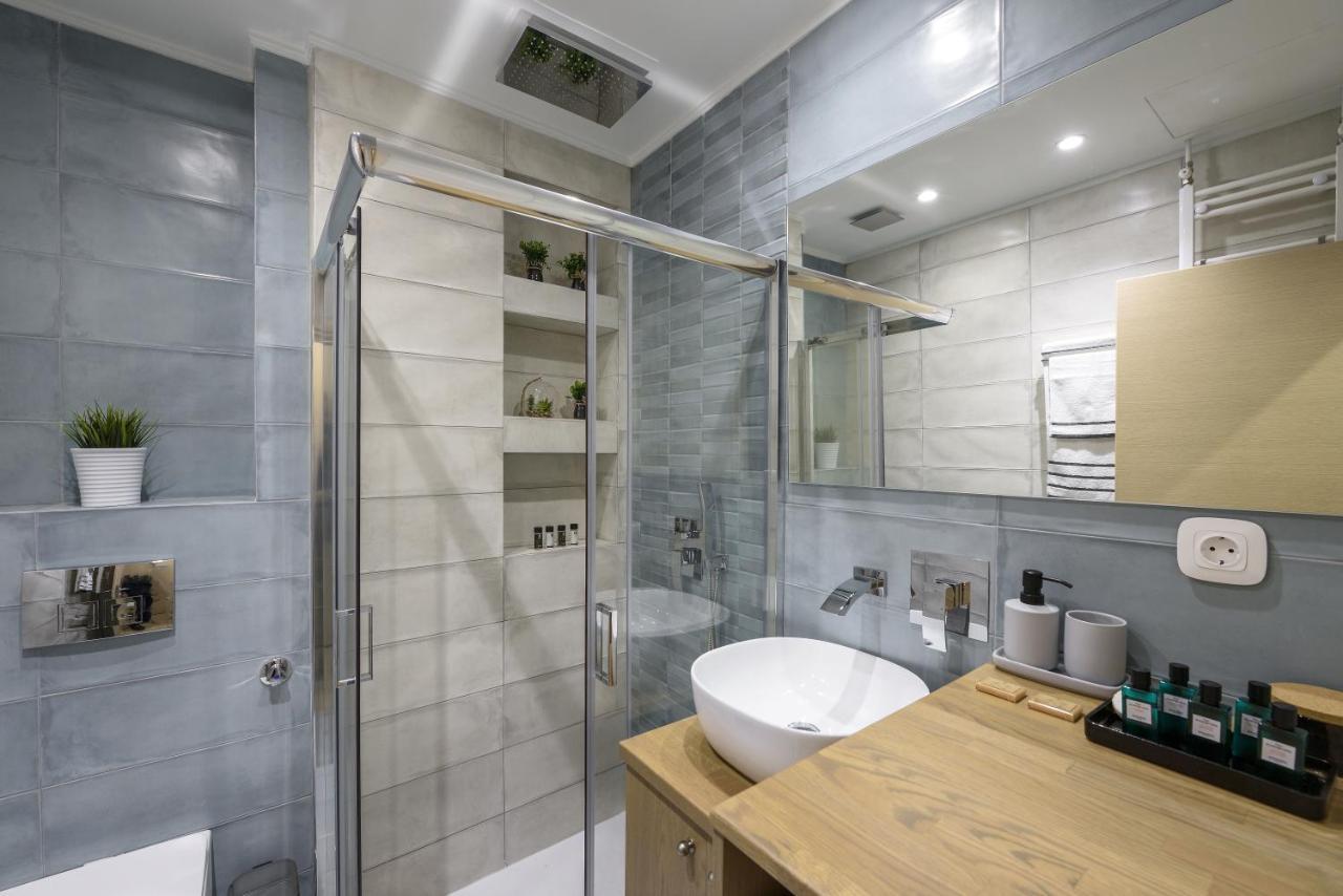 τhe Half Root In The Heart Of Center Apartment *