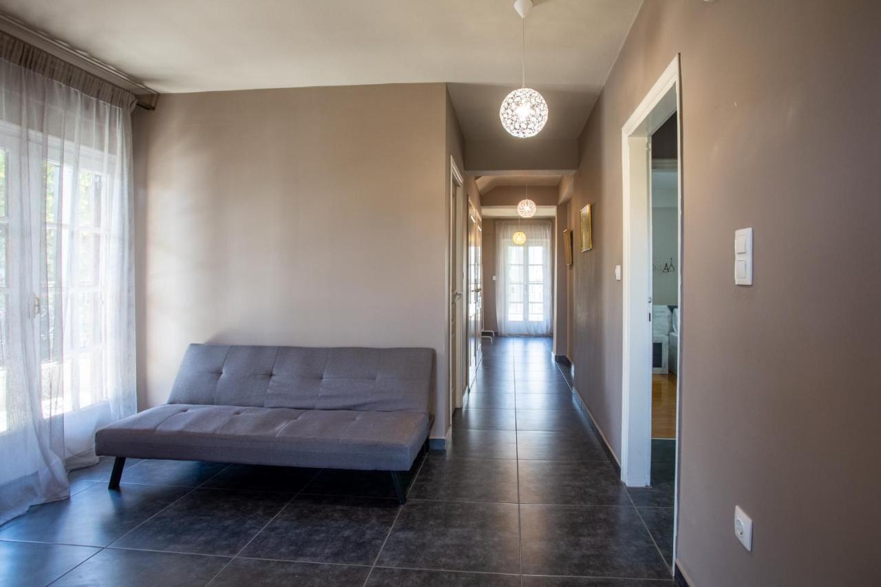 Villa τraditional Fully Detached On A Luxurious Hillock Of With Its Own Garden Also For Family & Wedding Gatherings For 10 To 25 People Only 15 Minutes From Airport