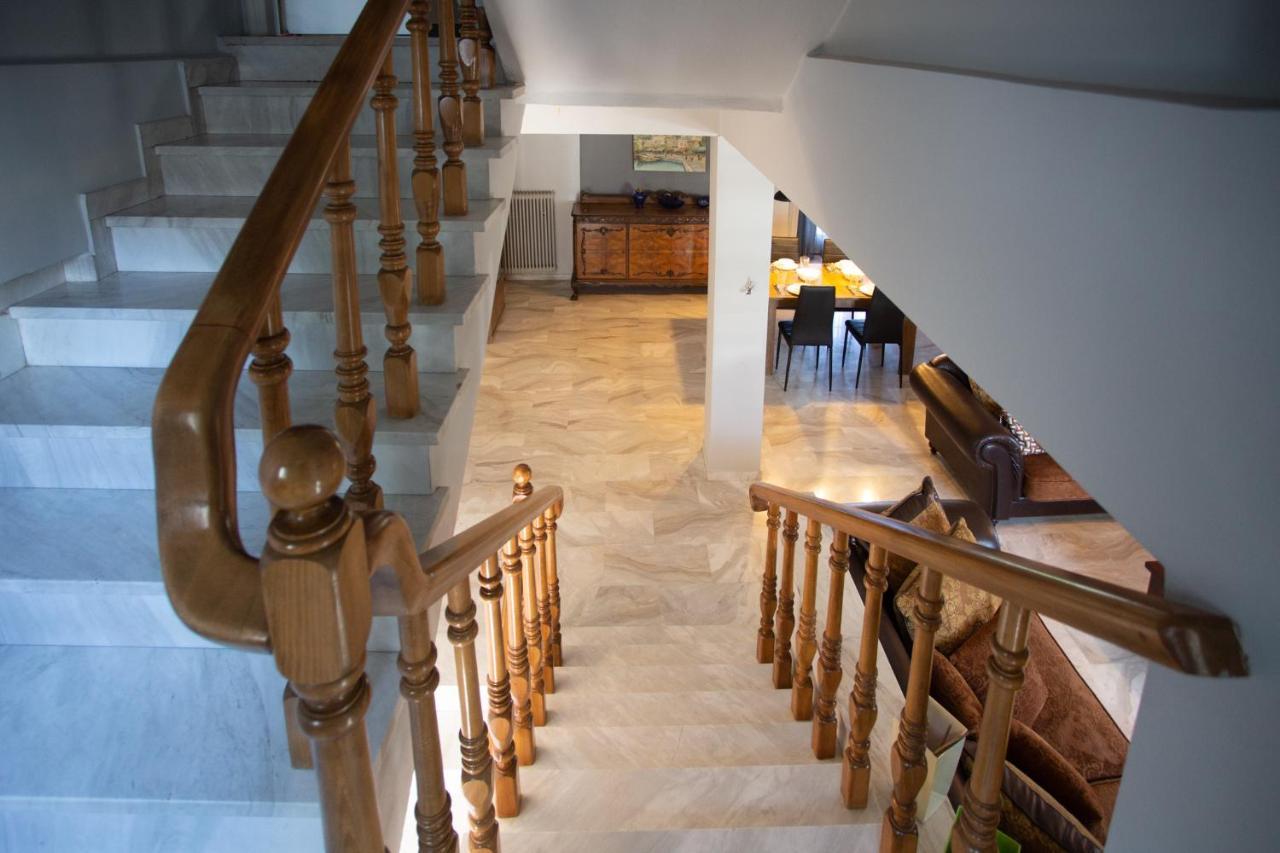 Villa τraditional Fully Detached On A Luxurious Hillock Of With Its Own Garden Also For Family & Wedding Gatherings For 10 To 25 People Only 15 Minutes From Airport *