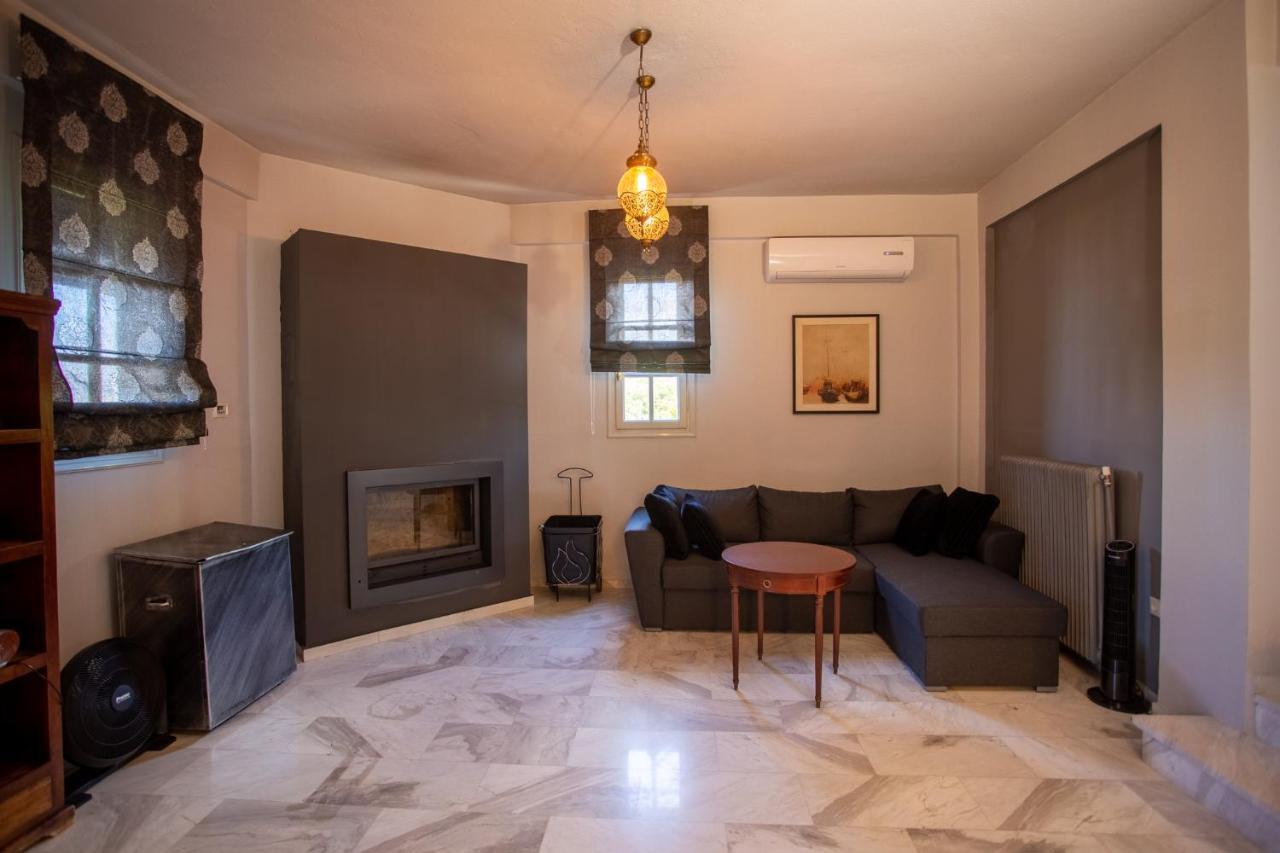 Villa τraditional Fully Detached On A Luxurious Hillock Of With Its Own Garden Also For Family & Wedding Gatherings For 10 To 25 People Only 15 Minutes From Airport *