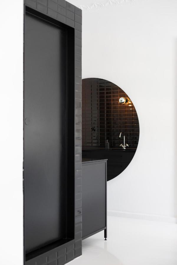 Apartment Trilogy Black