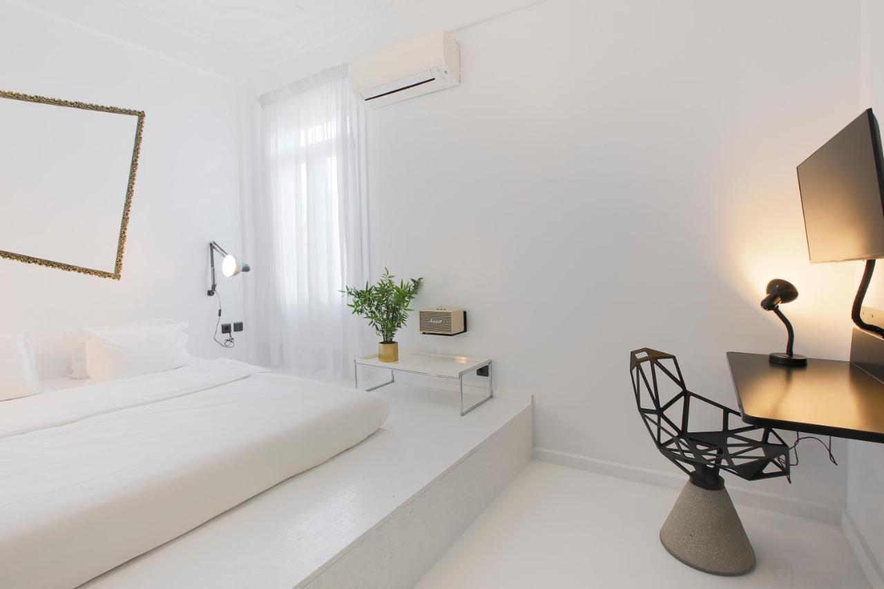 Trilogy Black Apartment *