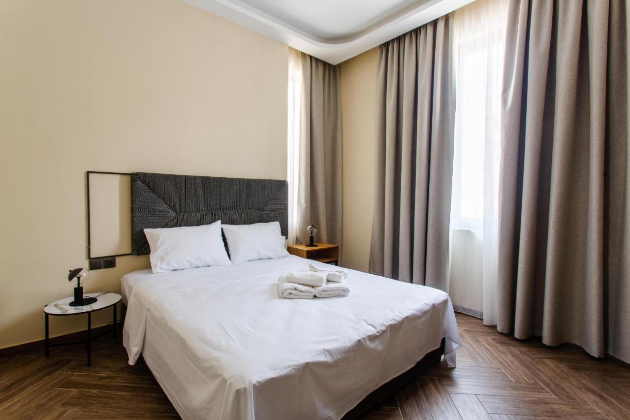 Leone Apartment *