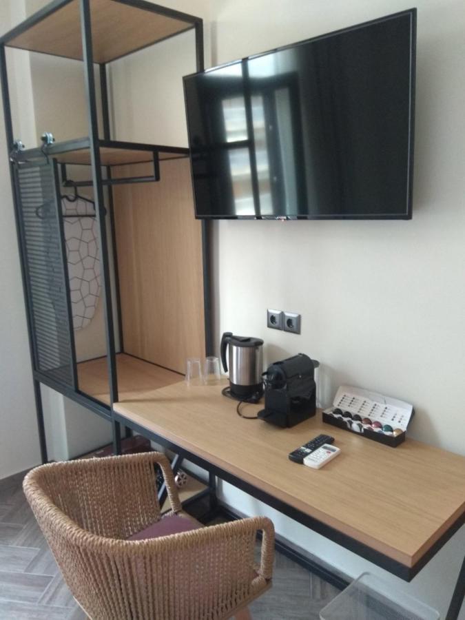 Leone Apartment *