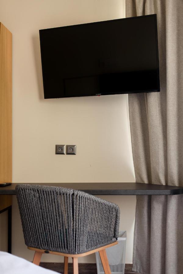 Leone Apartment *