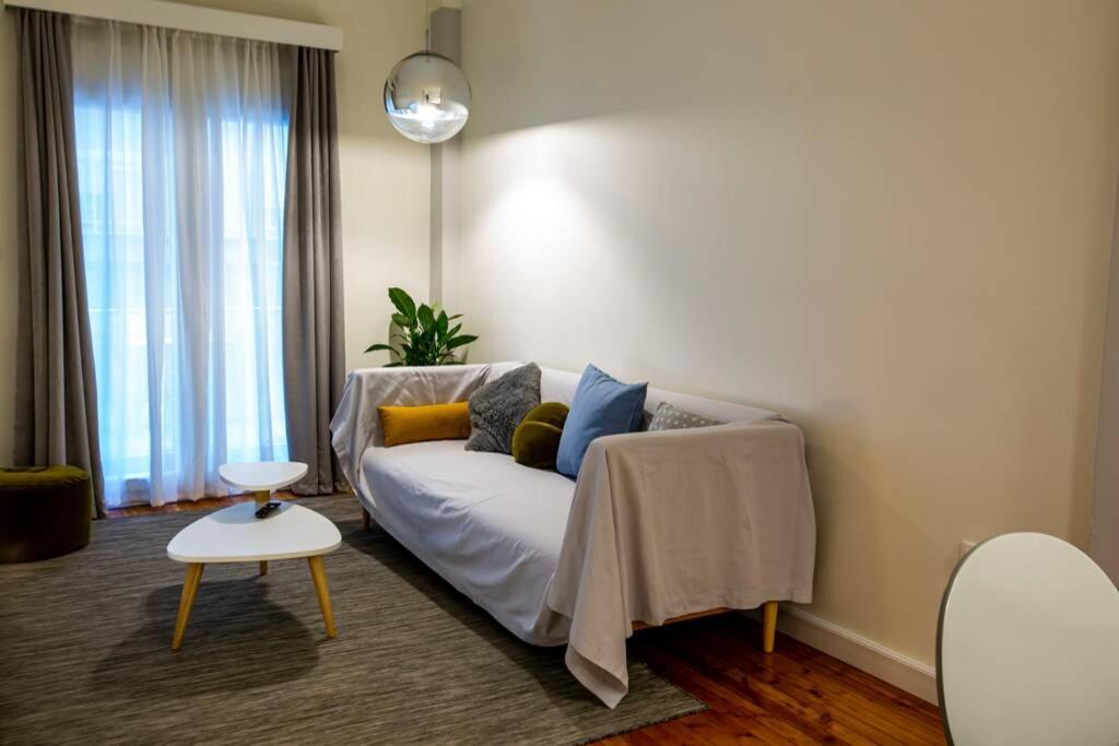 Minimal Chic In Apartment Thessaloniki