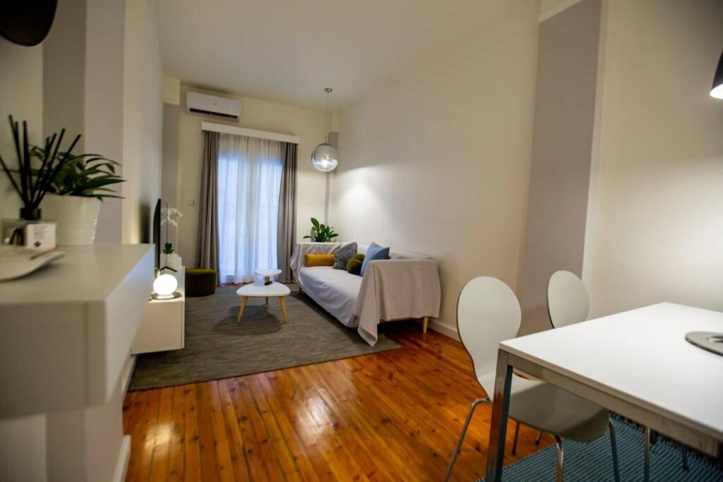 Minimal Chic In Thessaloniki