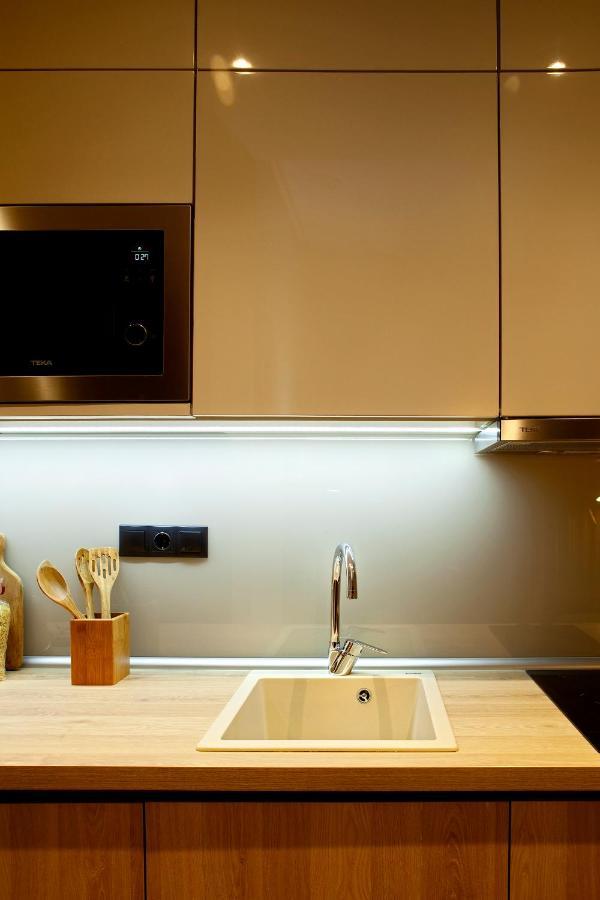 Designer Close To The Center + Free Parking Apartment *