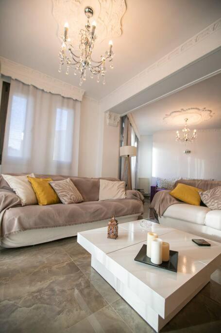 Stunning City View Apt & Parking Space At Old Town Apartment