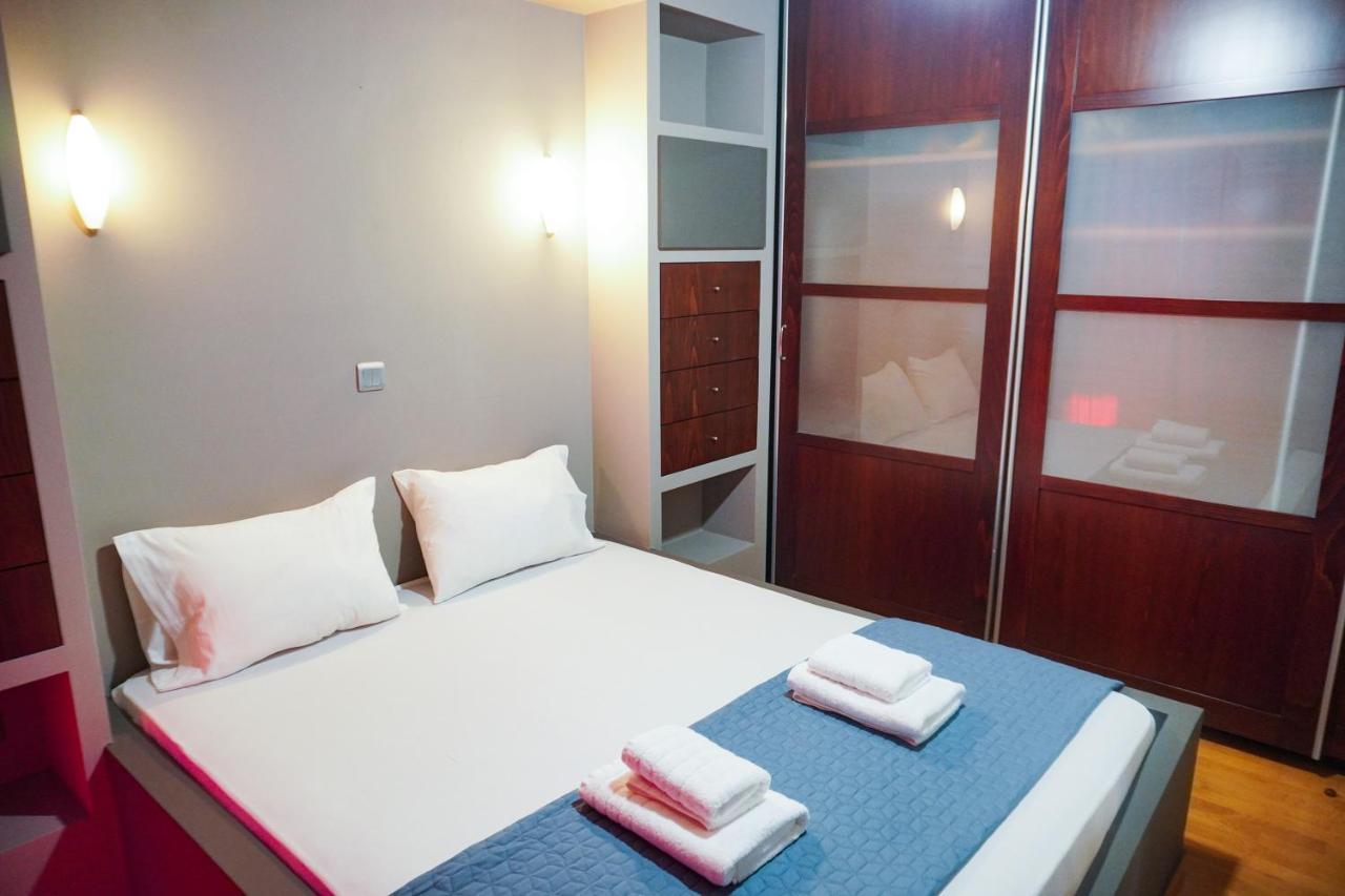 Daire Westside Apartment, 2 Bdrms, Vesta Philoxenia