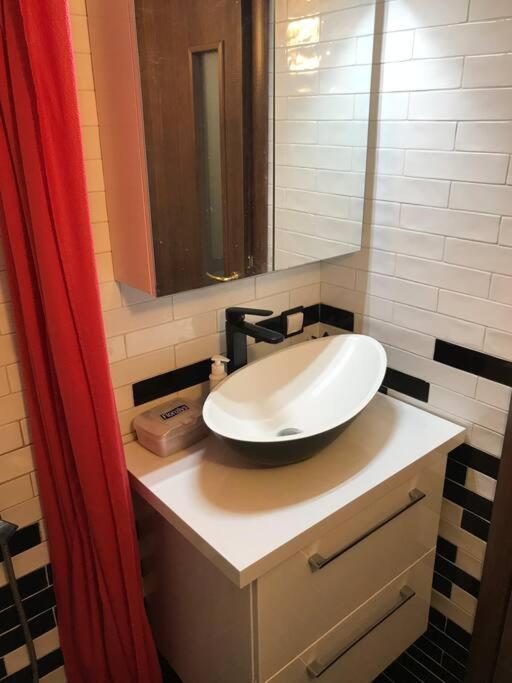 Apartment Center/navarinou Modern Apt. With Queen Bed *
