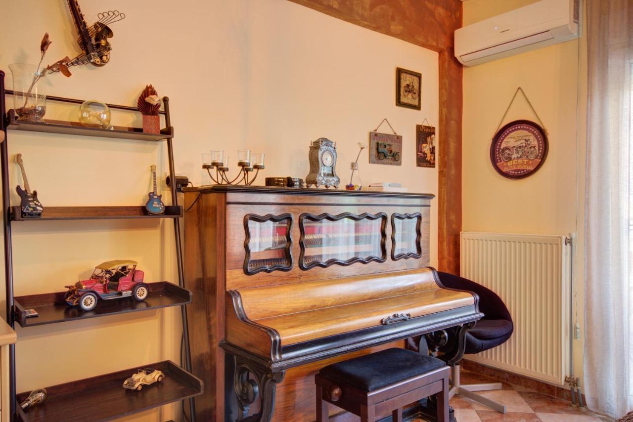 East Living - Netflix, Vesta Philoxenia Apartment